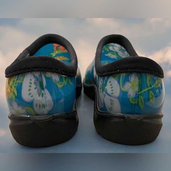 Clog Shoes - Picture 2 of 8